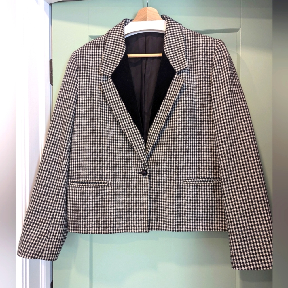 EUC Vintage Carriage Court Houndstooth Blazer with velvet collar detail